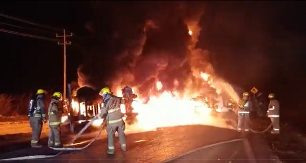 Dos niñas mueren al incendiarse el vehí­culo en el que viajaban.