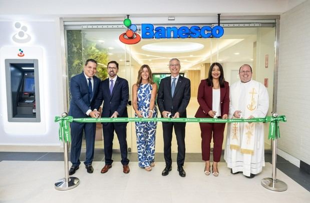 Obdulio Fermin, Alejandro Pilar, Lorena Vazquez, Juan Carlos Carneiro, Nancy Tejada, y Padre Carlos Santana.