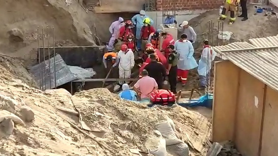 Rescatan a tres obreros haitianos tras derrumbe en una zanja en Santiago.