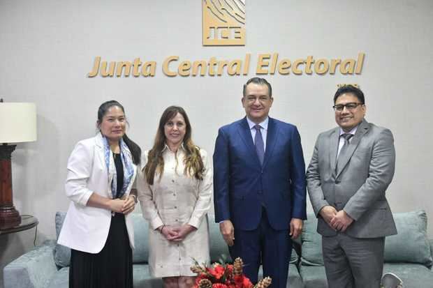 Presidente de la JCE recibe a consultores con miras a implementar norma ISO Antisoborno.
