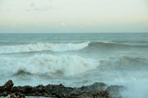 COE emite alerta verde para costa del Atlántico ante fuertes oleajes