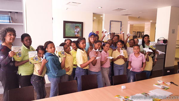 Niños participantes en la actividad de origami