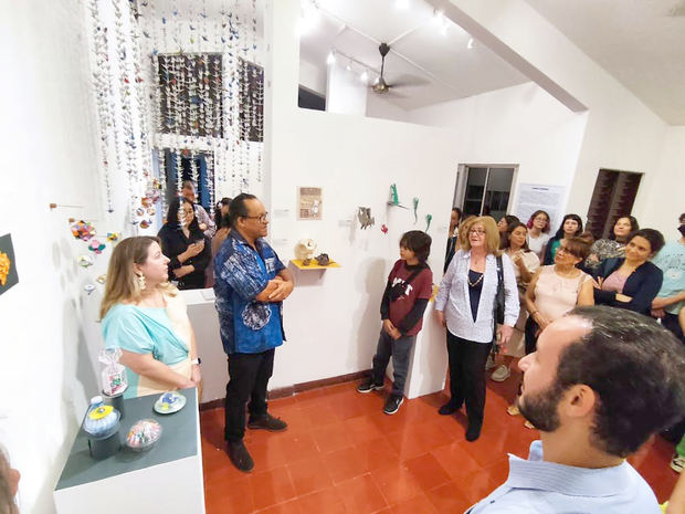 Lenin Paulino, curador de la exposición de origami destaca las características de las piezas presentadas.