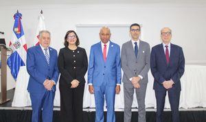 Miguel Sanz Flores, presidente de la CRD; Ana Pimentel, vicepresidenta de Cambio Climático; Blaurio Alcántara, director general de la CRD; Daniel Bolaños, Jefe del Clúster IFRC- RD y Max Puig, vicepresidente ejecutivo del CNCCMC.