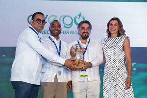 Oscar San Marin e Isabel Piñero junto a colaboradores de Evergo.