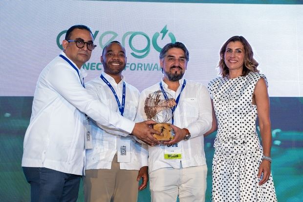 Oscar San Marin e Isabel Piñero junto a colaboradores de Evergo.