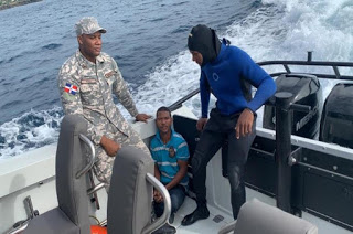 la Armada de República Dominicana, brindó apoyo
al Sistema Nacional de Atención a Emergencias y Seguridad (9-1-1),
respondiendo al llamado de emergencia para una asistencia de rescate
marítimo. 