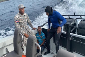 Armada dominicana socorre hombre que cayó al mar Caribe en Santo Domingo Este