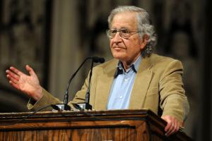 Chomsky basa crisis de Latinoamérica en corrupción y políticas de exportación