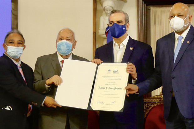 Presidente Luis Abinader Encabeza Acto de Premiacion Periodista del Año.