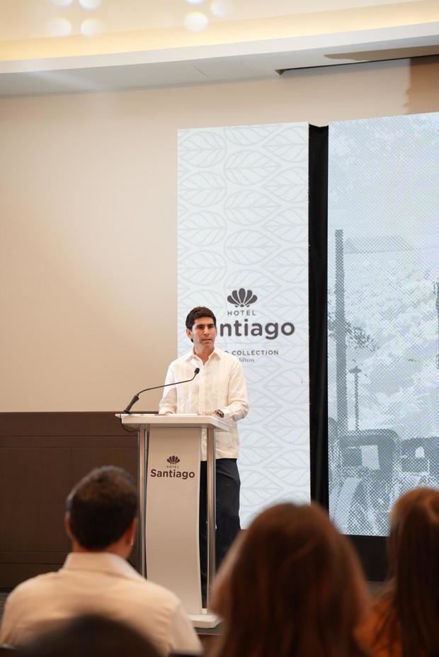 Inspirado en las emblemáticas casonas santiagueras, sus 177 habitaciones espaciosas 