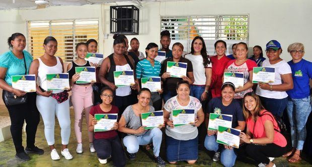 Capacitan mujeres para que emprendan sus propios negocios