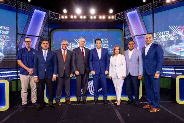 Panelistas junto al ministro David Collado.