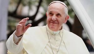 El papa Francisco se hace una foto con el mensaje: "Abramos los puertos"