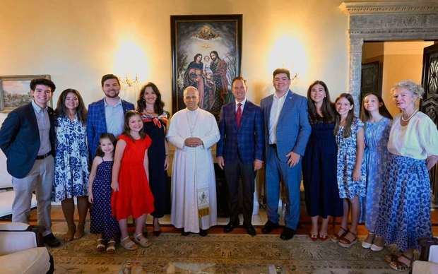 El Papa León durante la cena en la casa del embajador de EE.UU. en Roma.