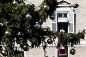 El papa reprende a los ni&#241;os que usan el m&#243;vil mientras comen con la familia 