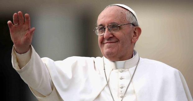 El papa Francisco saluda al público. 