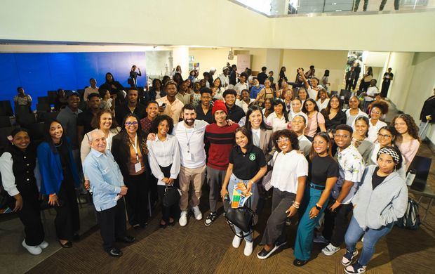 Participantes en el XII Foro Gastronómico Dominicano, junto a autoridades de la Fundación Sabores Dominicanos y los expositores invitados.