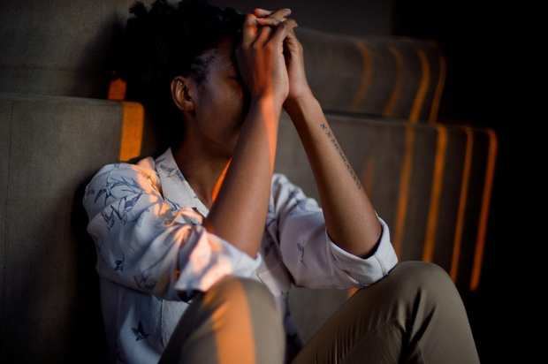El estrés durante la adolescencia aumenta la ansiedad en la edad adulta.