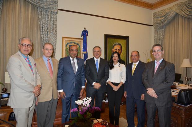 Ministro Peralta junto a representantes de las zonas francas 