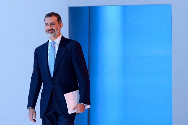 El monarca español inauguró hoy en la Casa de América de Madrid la exposición "40 años de democracia en España", una nación, dijo, "que está llamada a seguir escribiendo en primera persona y con nombre propio en los libros de Historia, al amparo de la Constitución y, desde luego, siempre con el respaldo de la Corona".