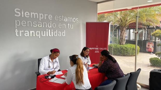 Personal médico y pacientes durante la evaluación.