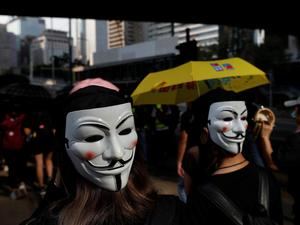 Hong Kong, paralizado tras una noche de caos y desafío con máscaras
 
