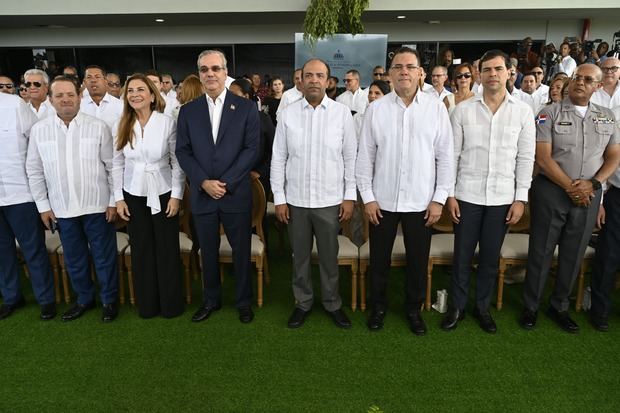 El presidente Luis Abinder encabeza el acto de inauguración del estacionamiento Plaza Zona Colonial con la participación de autoridades civiles y militares.