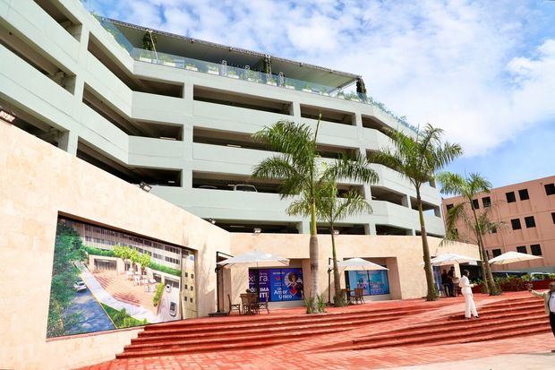 Fachada del nuevo estacionamiento Plaza Zona Colonial.