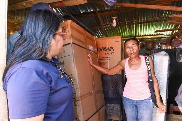 La entrega de la donación de los enseres a las familias afectadas estuvo a cargo de la encargada de Asistencia Social, Dameyby Polanco.