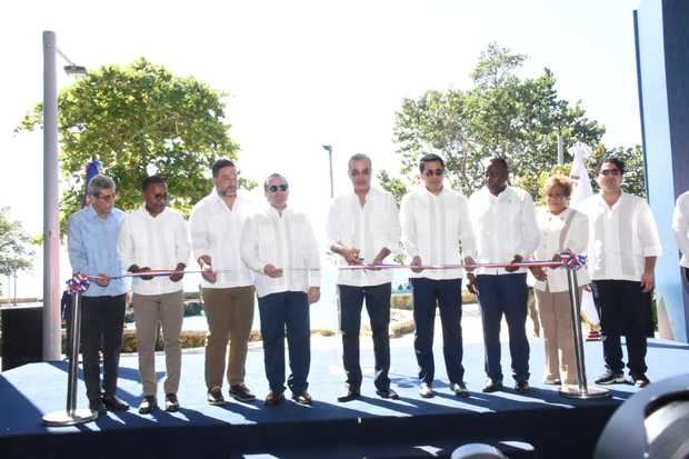 El presidente Abinader y el ministro de Turismo, David Collado, inauguraron la primera etapa del Parque Nacional Submarino La Caleta.