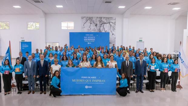 Foro Mujeres que Inspiran promueve liderazgo juvenil en Santiago.