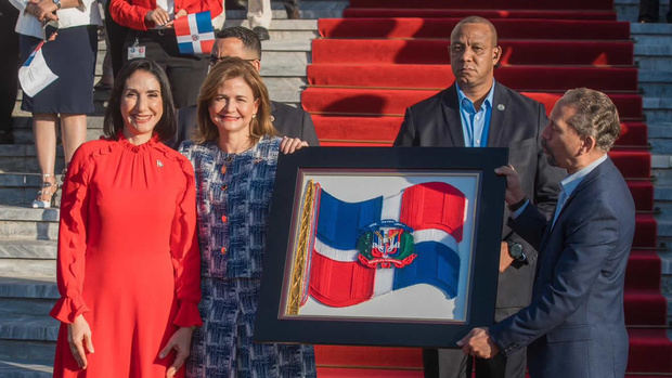 Vicepresidenta Raquel Peña encabeza acto de homenaje a la bandera nacional.