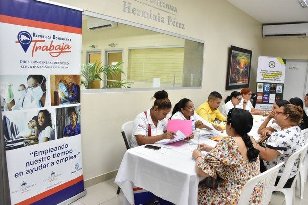 Parte de los jóvenes en la feria de empleo.