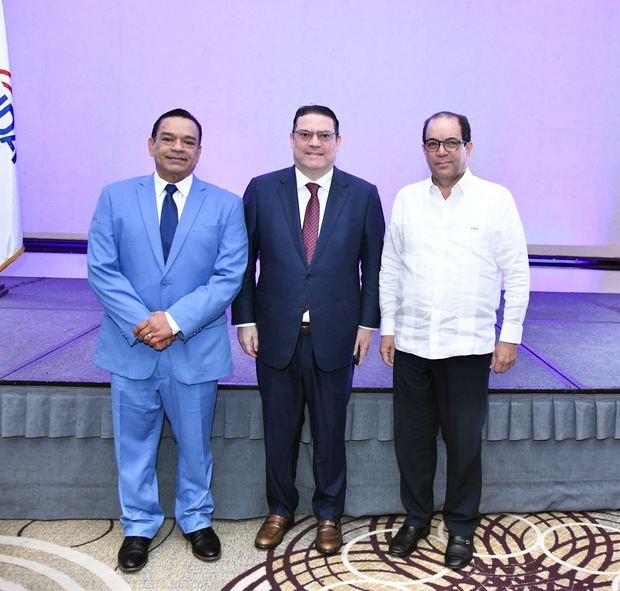 El director de la ONDA, José Ruben Gonel Cosme; el ministro de Industria y Comercio, Eduardo Sanz Lovaton y el viceministro de Deportes, Franklin de la Mota, encabezaron el foro El Derecho de autor también juega.