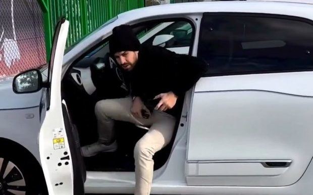 Piqué conduce un Renault Twingo en respuesta a Shakira.