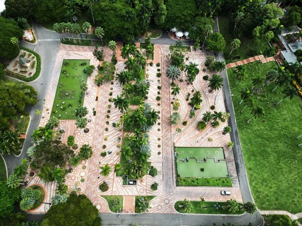 Plaza central del jardín