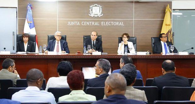 Junta Central Electoral (JCE) en la audiencia pública con los partidos, agrupaciones y movimientos políticos reconocidos del país.