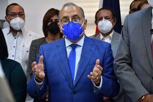 Ministro de Salud acusa a galleros de incidir en los contagios de Covid-19
