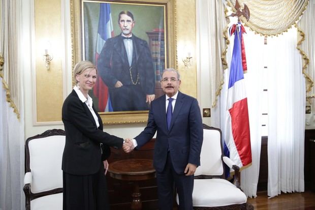 El presidente Danilo Medina recibió hoy en su despacho del Palacio Nacional a la nueva representante en el país del Programa de las Naciones Unidas para el Desarrollo, PNUD, Inka Matiza.