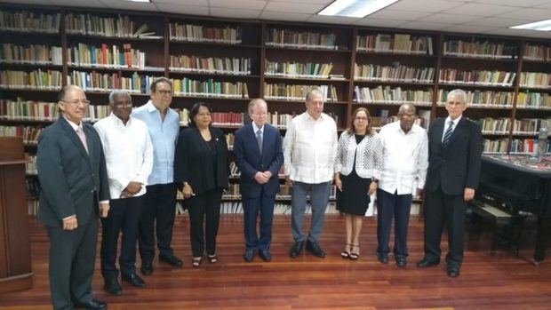 Poeta Leon David recibe Premio Nacional de Literatura 2020.