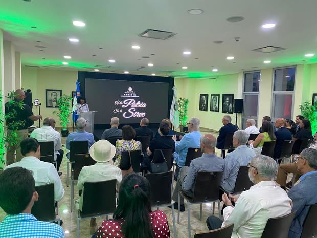 Entregan premio Juan Bosch a dominicanos destacados.