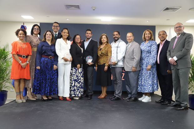 Organizadores y premiados del Premio Periodismo por la Niñez.
