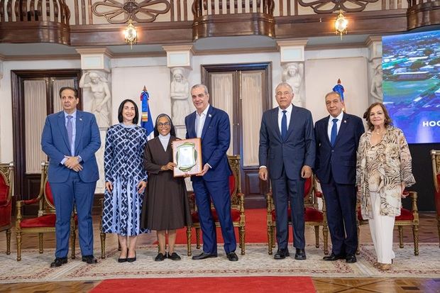 El presidente Luis Abinader y el director ejecutivo del Consejo Nacional de la Persona Envejeciente (CONAPE), doctor Demetrio Vicente Ureña, encabezaron la ceremonia de entrega del Premio Anual al Adulto Mayor y al Protector de la Persona Envejeciente, galardón.