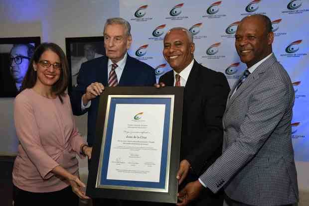 Federico Henríquez Gratereaux, Ruth Herrera y César Zapata entregan el premio al escritor Juan de la Cruz. 