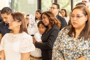 Familias conmemoran el recuerdo de sus seres queridos.
