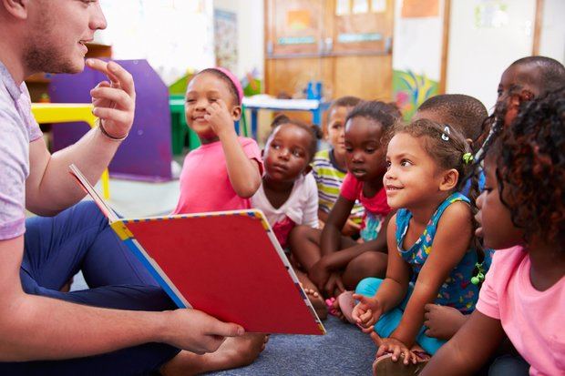 Fundéu Guzmán Ariza: preescolar, no pre-escolar o pre escolar.