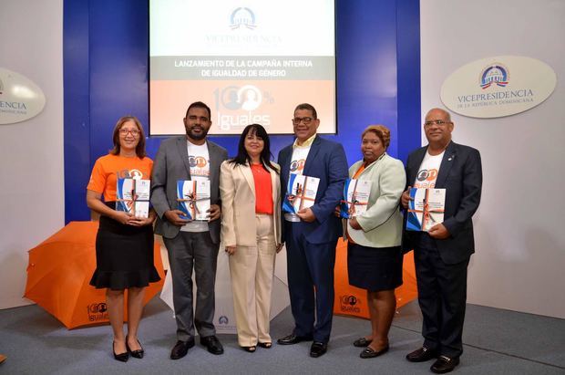 La directora de la Biblioteca Infantil y Juvenil (BIJRD), Dulce Elvira de los Santos; el director de Planificación Interinstitucional de la Vicepresidencia, Ezequiel Vólquez; la directora Interinstitucional de Recursos Humanos de la Vicepresidencia, Nereida Rodríguez, el director general del Sistema Único de Beneficiario (Siuben), Héctor Medina; la encargada de finanzas de la Dirección Administrativa y Financiera del Gabinete de Coordinación de Políticas Sociales (GCPS), Melba Peña; y el director de la Administradora de Subsidios Sociales (Adess), Ramón González, durante la entrega del Manual Interinstitucional de Prevención y Tratamiento de Acoso Sexual y Laboral.
