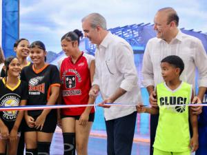 El presidente Abinader y el alcalde Ulises Rodríguez inauguran techado deportivo en Los Ciruelitos