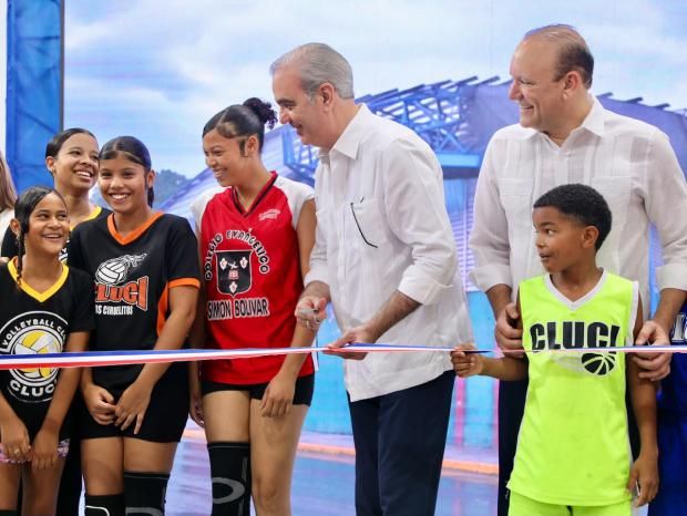 El presidente Abinader y el alcalde Ulises Rodríguez inauguran techado deportivo en Los Ciruelitos